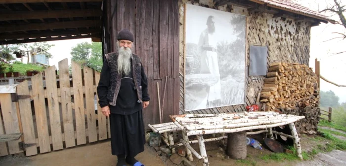 Călugărul Nicolae în faţa bordeiului amenajat pe locul vechii case părinteşti a lui Arsenie Boca. FOTO: Daniel Guţă.