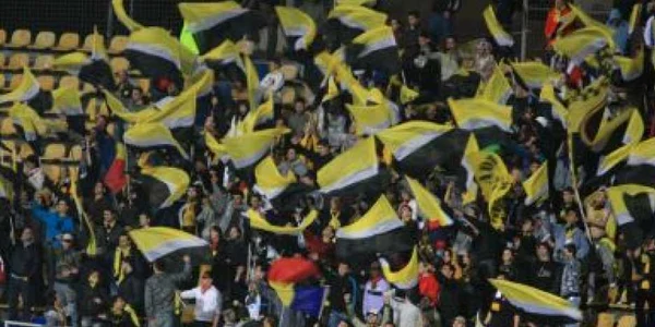 Suporterii „stegari“ îşi pot achiziţiona abonamente la meciurile echipei de suflet Foto: Bogdan Crăciun