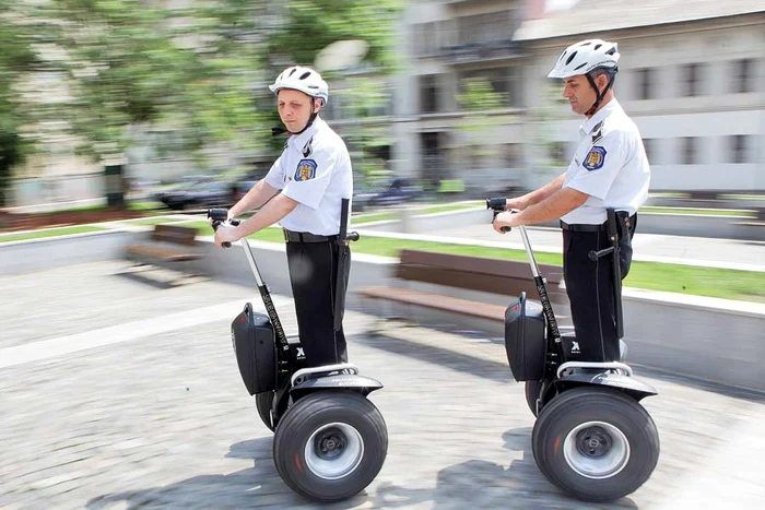 
    Costel şi Gheorghe au  devenit deja experţi în  conducerea vehiculelor  de tip Segway Fotografii: Sever Gheorghe  