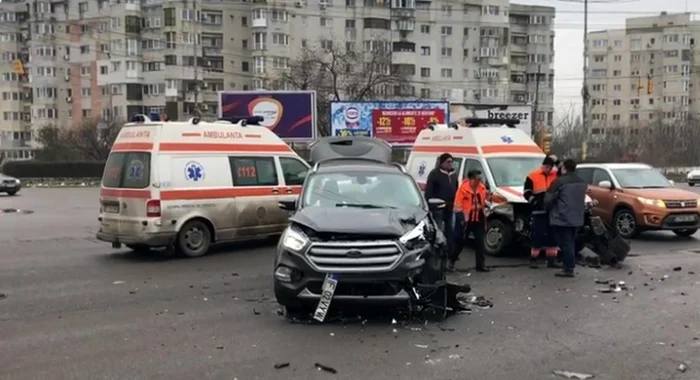 Ambulanţă implicată în accident