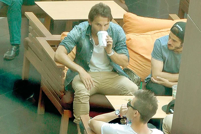 Câţiva dintre stranierii  din lotul Petrolului au  ieşit la mall cu familiile (FOTOGRAFII: Cezar Preda)