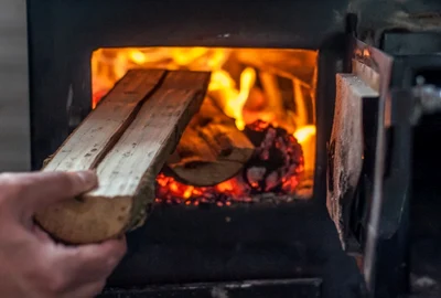 soba lemne foc foto shutterstock