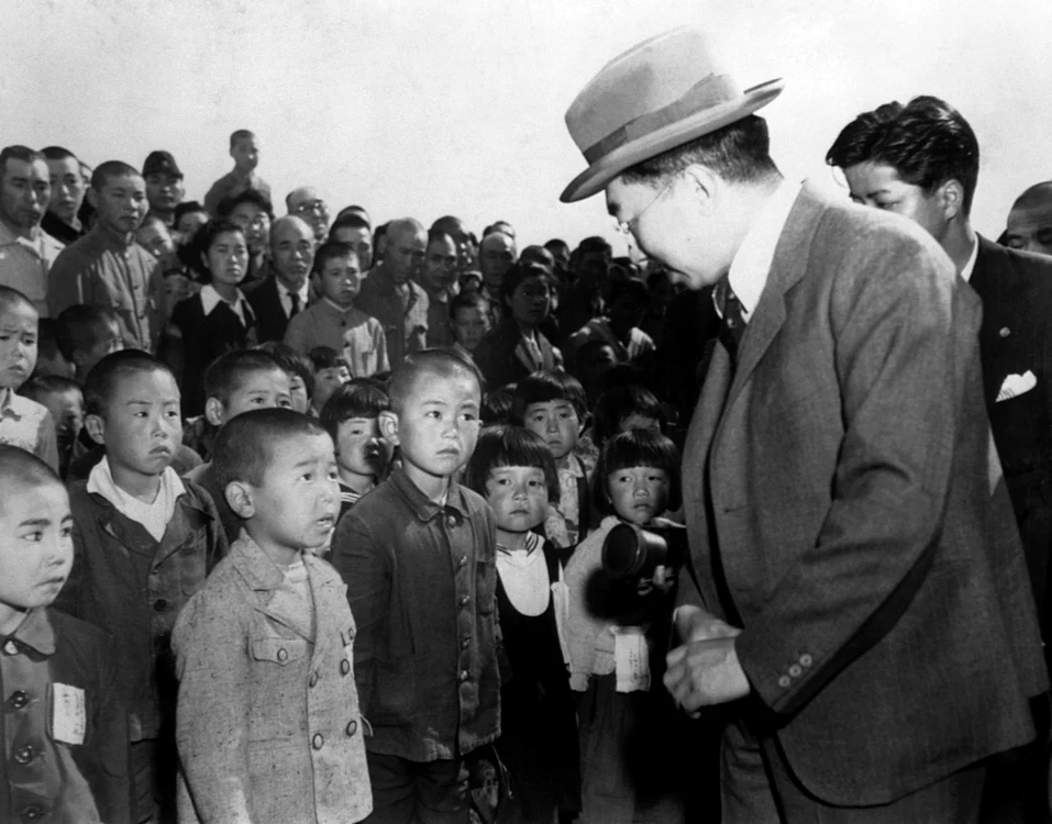 Împăratul Hirohito, alături de un grup de şcolari japonezi, la finalul războiului