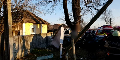 Accident rutier în Amărăşti Vâlcea soldat cu un deces şi trei răniţi - o maşină s-a izbit puternic de un stâlp Foto Adevărul