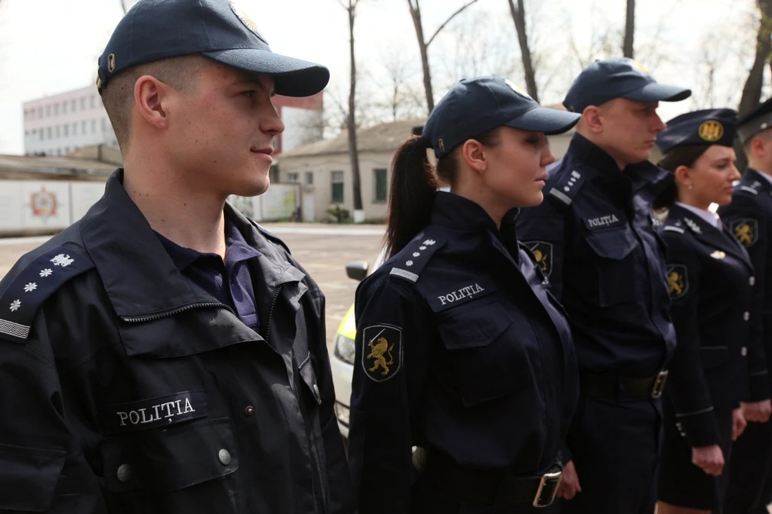 Poliţiştii vor purta noile uniforme cu începere din 1 iulie. Foto: Dumitru Goncear
