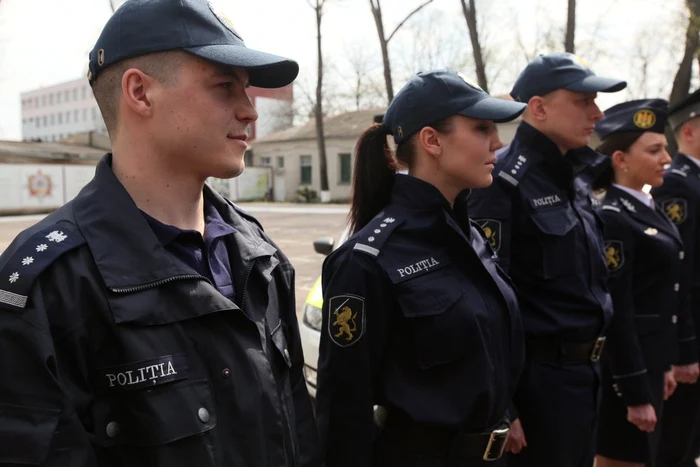 Poliţiştii vor purta noile uniforme cu începere din 1 iulie. Foto: Dumitru Goncear