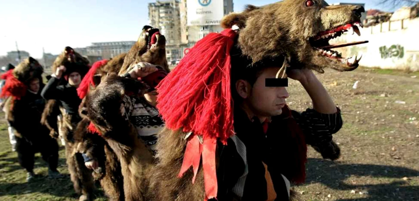 Urmărit intrenaţional, deghizat în urs.Foto EPA