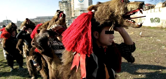 Urmărit intrenaţional, deghizat în urs.Foto EPA