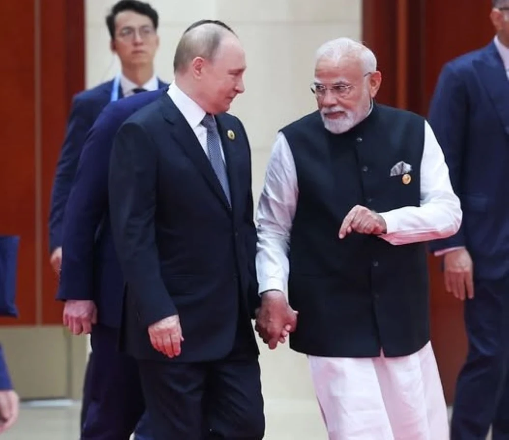Dragoste mare. Vladimir Putin și premierul indian Narendra Modi au ajuns la summitul din China ținându-se de mână