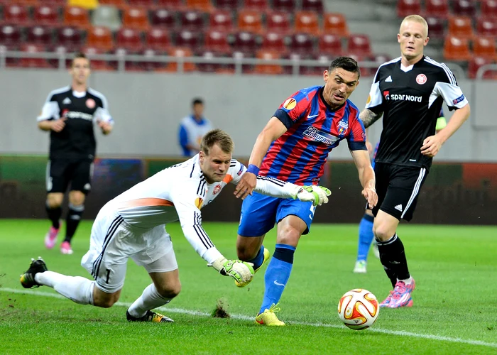 
    Această fază a fost decisivă în ce a urmat. Keşeru trebuia să primească galben pentru simulare, dar arbitrul a acordat penalty şi l-a eliminat pe portarul danez  