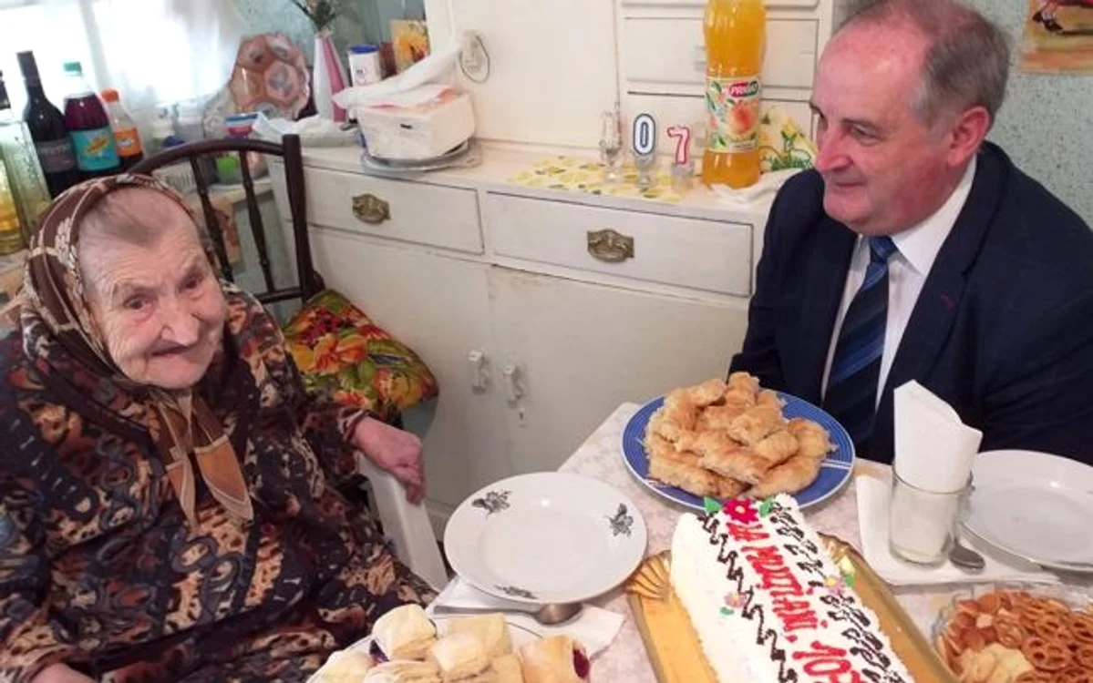 
    Cea mai în vârstă reşiţeancă, Barbara Masai a împlinit 107 ani. A primit un tort în dar de la Forumului Democrat al Germanilor din Caraş-SeverinFOTO: adevarul.ro  