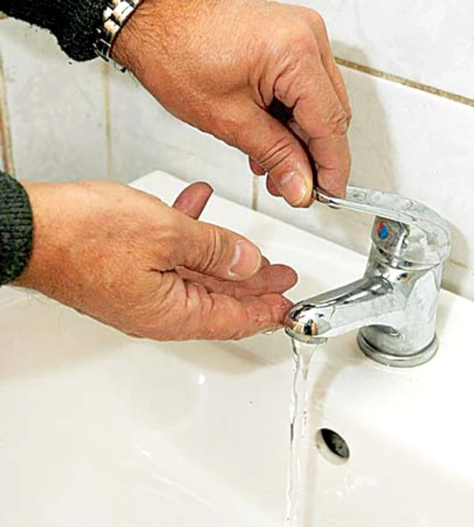 
    Luni şi marţi  ar trebui să  vă faceţi  rezerve de apă  