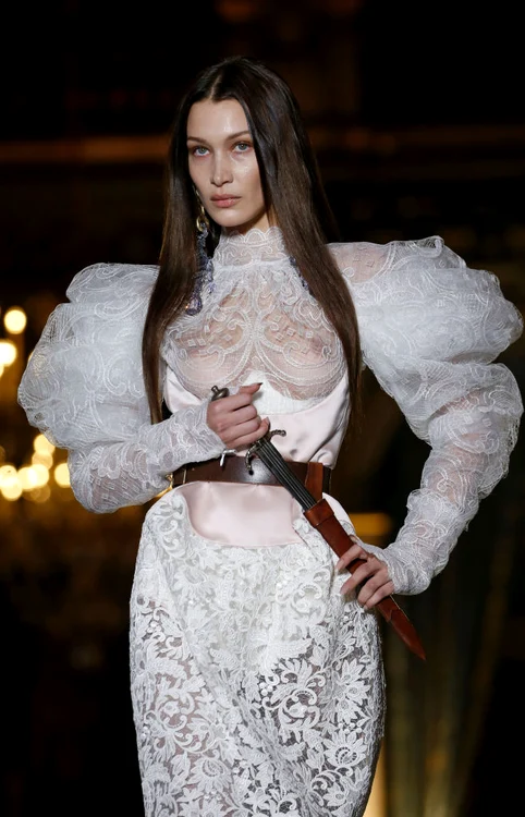 Bella Hadid a întors toate privirile la Săptămâna Modei de la Paris