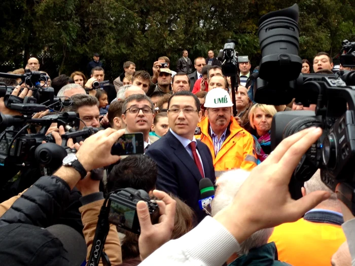 Premierul Victor Ponta alături de patronul UMB Spedition, Dorinel Umbrărescu (dreapta), la deschiderea şantierului de modernizare a DN29 Suceava - Botoşani. FOTO: Dinu ZARĂ