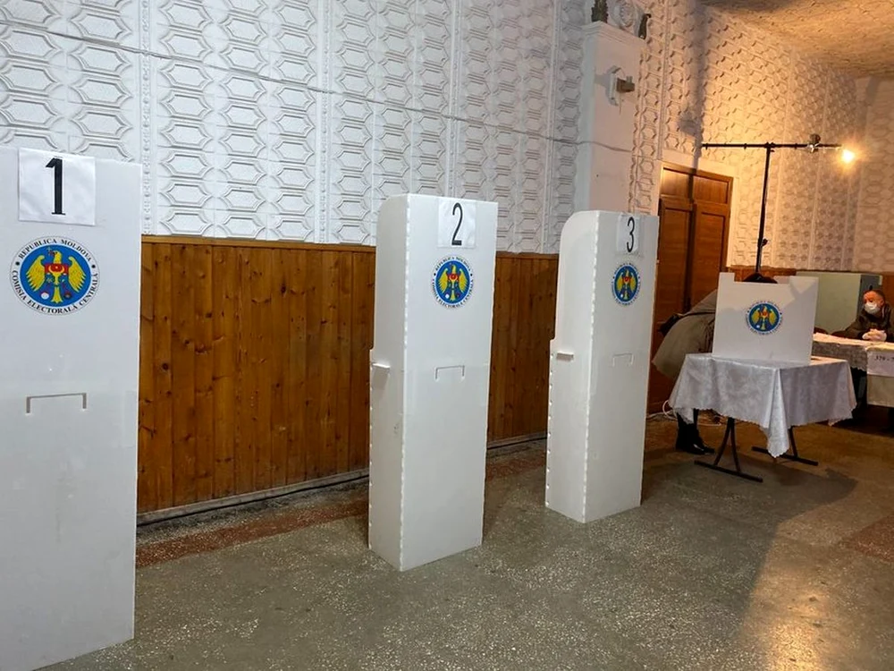 Cei doi candidați au aproape același număr de voturi / foto: News.ro
