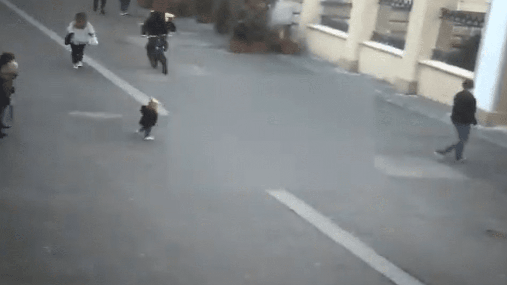 Fetiță de doi ani, lovită în plin de un biciclist, pe o stradă pietonală. Care este starea micuței VIDEO