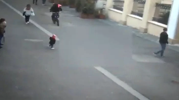O fetiță de doi ani a fost lovită în plin de un biciclist, pe o stradă pietonală FOTO Tion