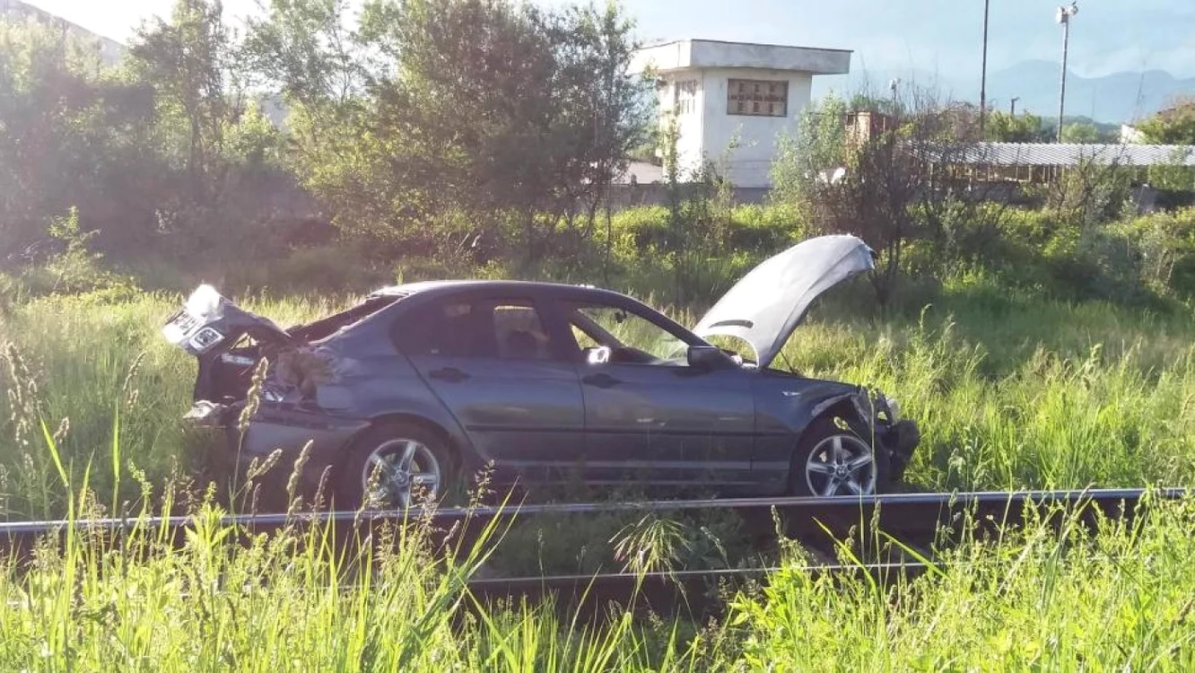 Maşina a fost lovită de un tren, după ce a ajuns pe calea ferată