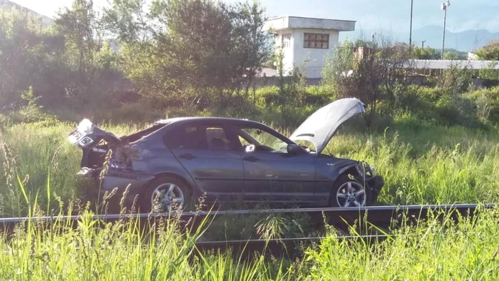 Maşina a fost lovită de un tren, după ce a ajuns pe calea ferată