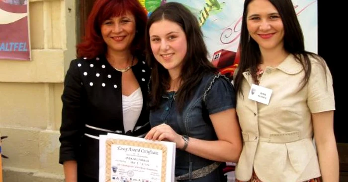 Andrada Tomoni (mijloc) alături de Adriana şi Irina Alionte, reprezentanţii centrului de învăţare a limbii engleze Shakespeare School din Bucureşti.