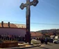 Cruce uriașă în mijlocul carosabilului la Târgul Cărbunești în Gorj Foto gorjonline ro