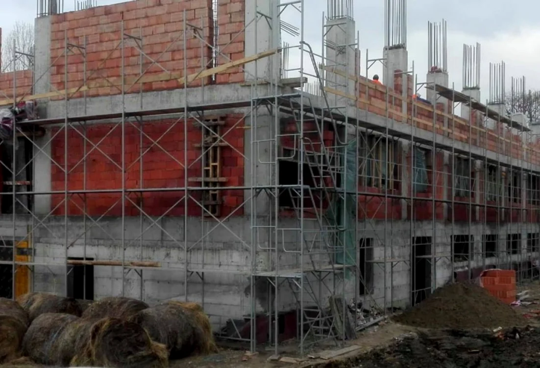 Clădirea nouă care se construieşte la Găneşti FOTO CJG