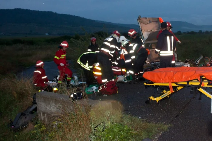 Doi bărbaţi au decedat, iar şoferul se află în stare foarte gravă