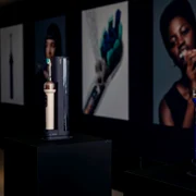 Dyson intră în zona de îngrijire orală cu o periuță de dinți care folosește o cameră și inteligență artificială