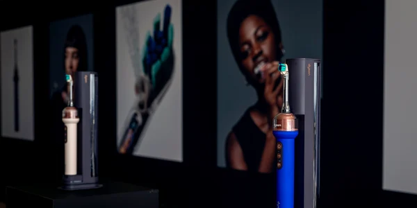 Dyson intră în zona de îngrijire orală cu o periuță de dinți care folosește o cameră și inteligență artificială