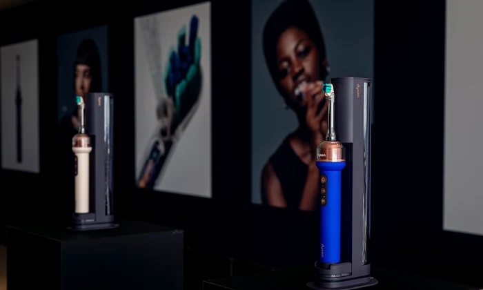 Dyson intră în zona de îngrijire orală cu o periuță de dinți care folosește o cameră și inteligență artificială