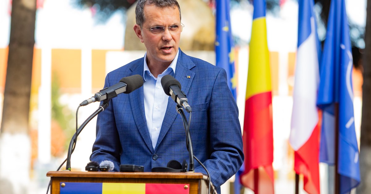 Ministrul Apărării și-a publicat diploma de licență
