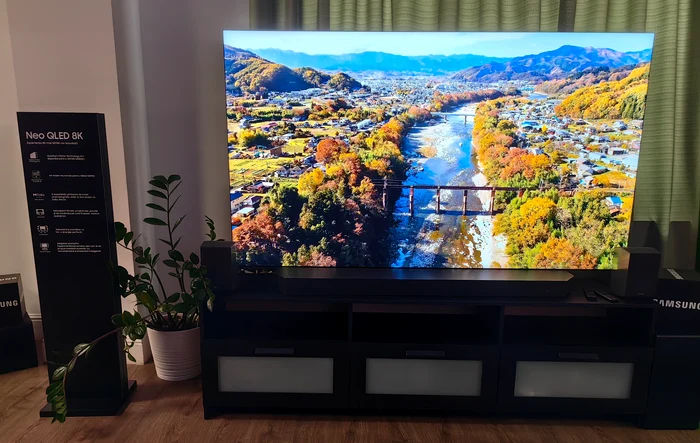 Smart TV Samsung Neo QLED 8K QN900C de 75 inchi. FOTO Adrian Pogîngeanu