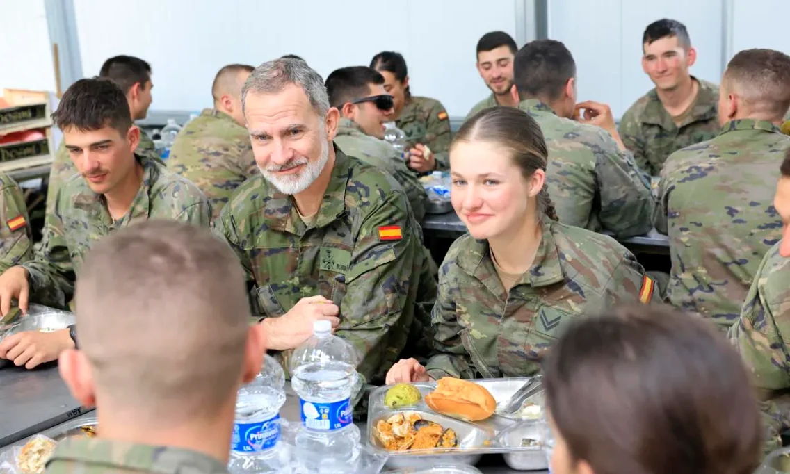 Regele Felipe și a vizitat fiica în Armată