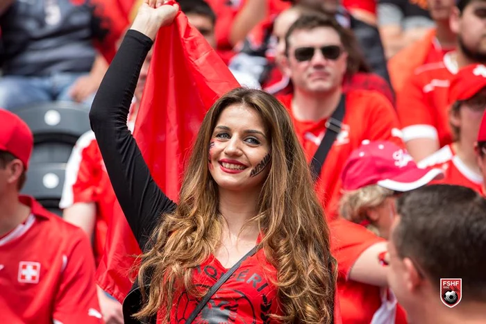Adversarii României de duminică au nişte suportere sexy foarte înfocate
