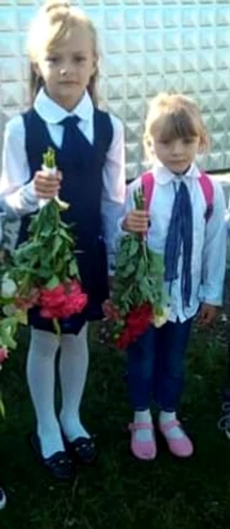 Surorile Ioana (6 ani) și Petruța (7 ani) 