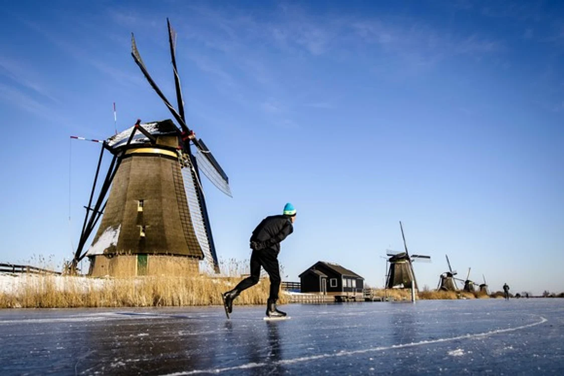 
    Kinderdijk, Ţările de Jos.  Olandezii şi-au pus  patinele în picioare şi s-au  dat pe şoselele îngheţate  