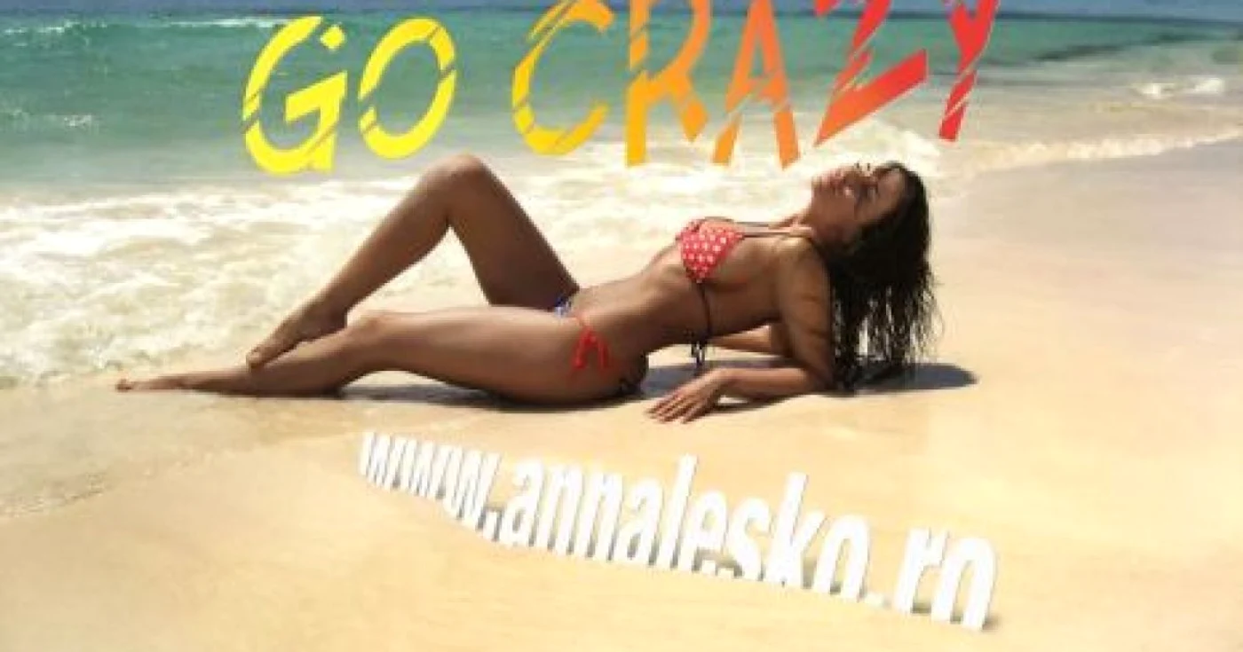 Anna Lesko s-a filmat pe o plajă din Thailanda
