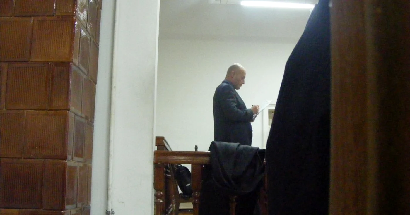 Arpad Paszkany a desenat capete de bărbaţi în sala de judecată