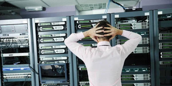 Server stricat back-up it-ist it manager suparat FOTO Shutterstock