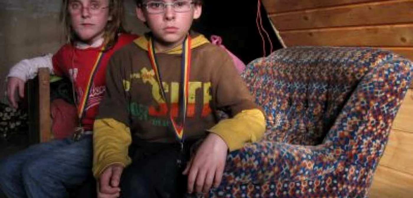 Ovidiu şi Claudia se zbat în sărăcie şi boală