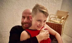 Actorul, împreună cu fiul, Benjamin, de 10 ani, şi fiica Ella, de 20 de ani, au transmis urări fanilor jpeg