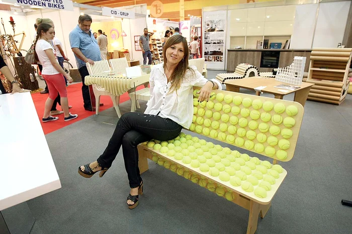 Canapeaua cu mingi de tenis costă 700 de euro