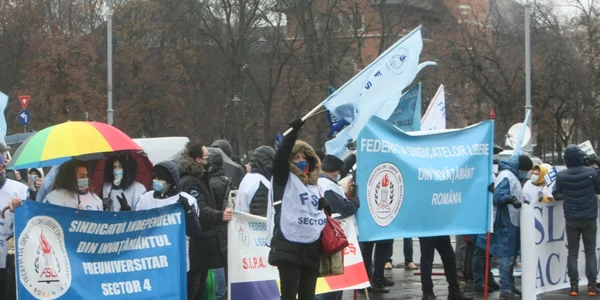 Proteste sindicate profesori in fata Guvernului Foto Facebook FSLI
