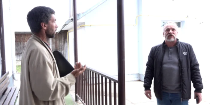 Tatăl elevei, faţă în faţă cu profesorul de serviciu, în locul în care s-a accidentat Ioana. FOTO: Oana Şlemco