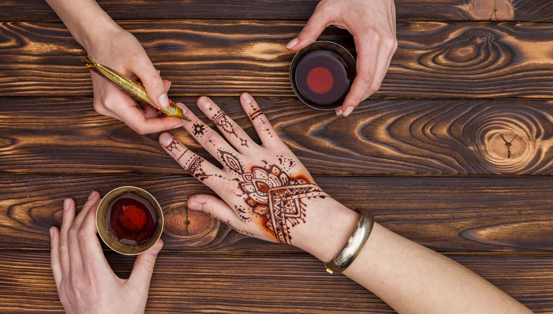 Care sunt beneficiile tatuajului cu henna față de cel permanent / Foto: Freepik