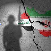 Steaguri SUA   Iran Irak pe un perete cu un soldat în fundal foto shutterstock jpg