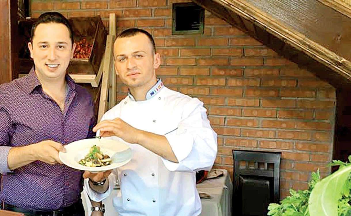 
    Cristi Şerb (dreapta) găteşte  acum, în fiecare weekend, la  un restaurant din Bucureşti  
