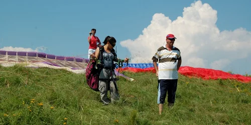 Instructorul Constantin Costel(cu şapcă roşie) alături de elevii săi de la şcoala de parapantă