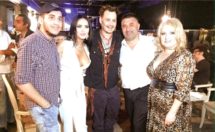 
    Fulgi, Margherita, Ioniţă și Viorica s-au fotografiat alături de megastarul Johnny Depp. Fata Clejanilor a atras toate privirile cu decolteul ei cu vedere la sâni  