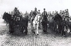 Mareşalul August von Mackensen, pe cal alb, intră în Bucureşti chiar în ziua în care împlineşte 67 de ani